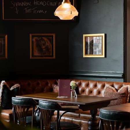 Crown Hotel Chertsey Dış mekan fotoğraf