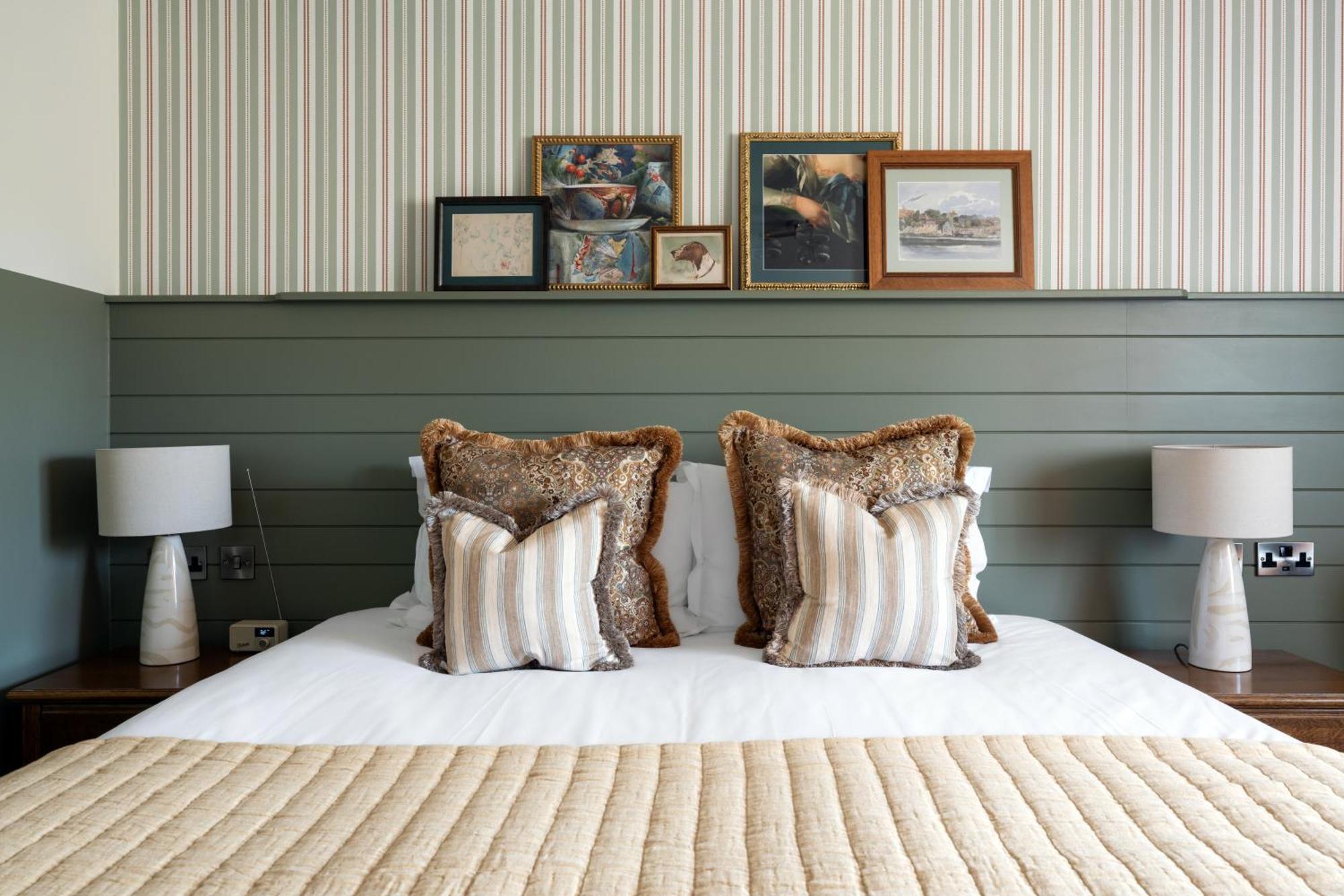 Crown Hotel Chertsey Dış mekan fotoğraf