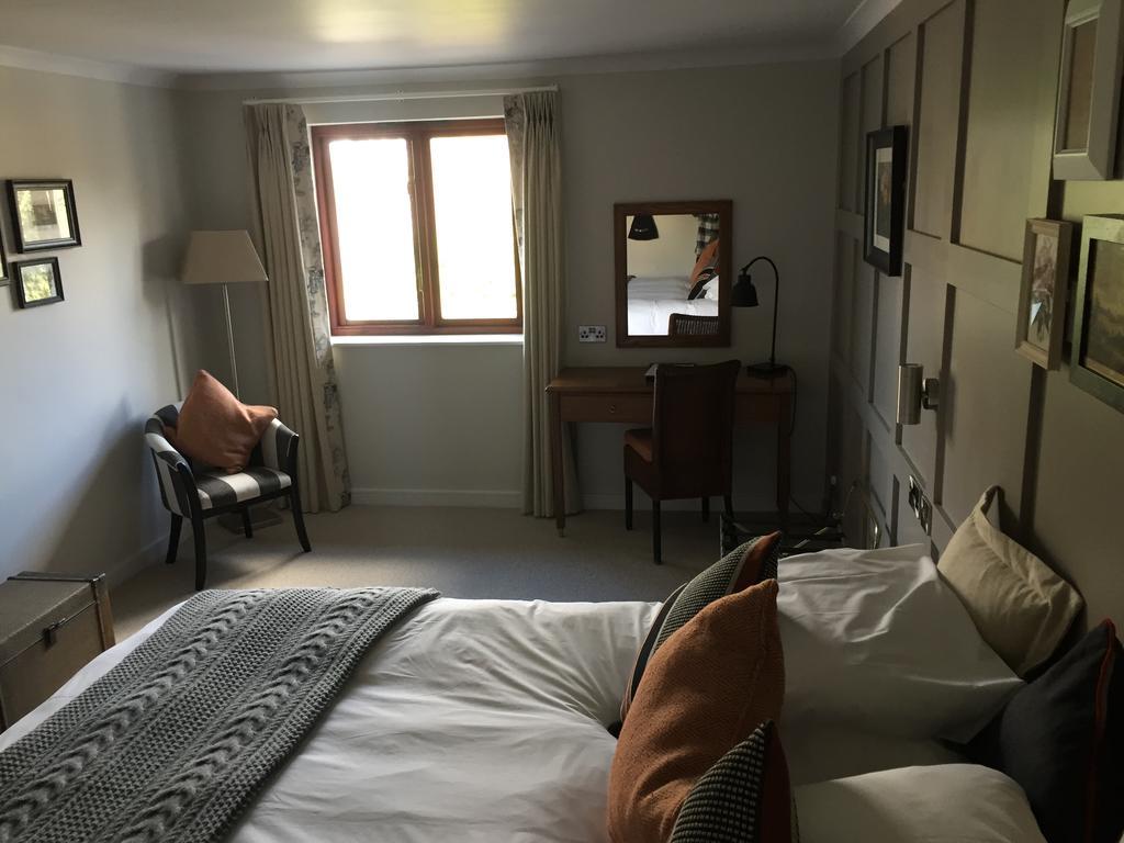 Crown Hotel Chertsey Oda fotoğraf