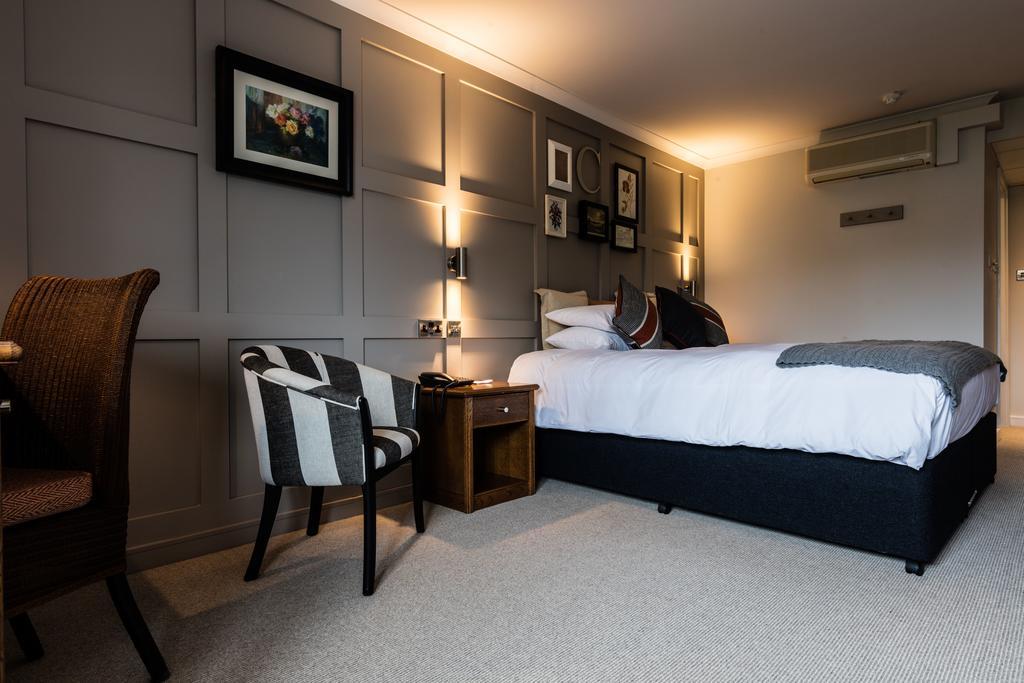 Crown Hotel Chertsey Dış mekan fotoğraf