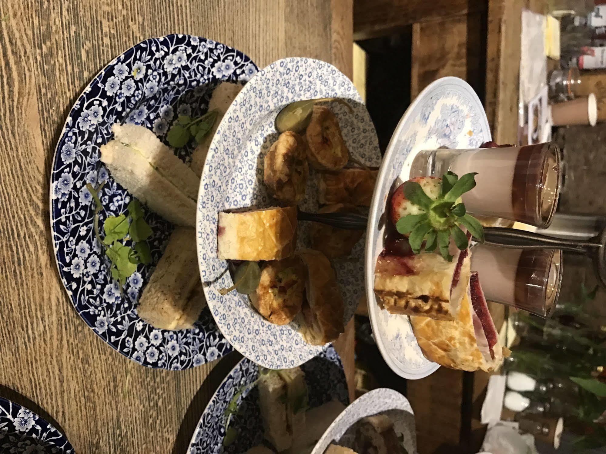 Crown Hotel Chertsey Dış mekan fotoğraf