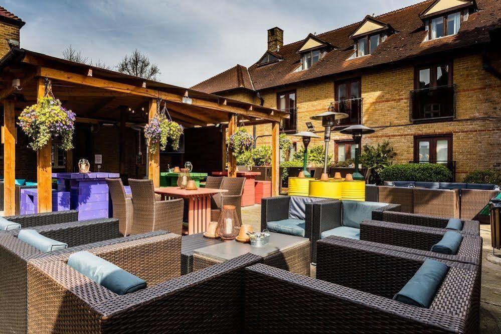 Crown Hotel Chertsey Dış mekan fotoğraf