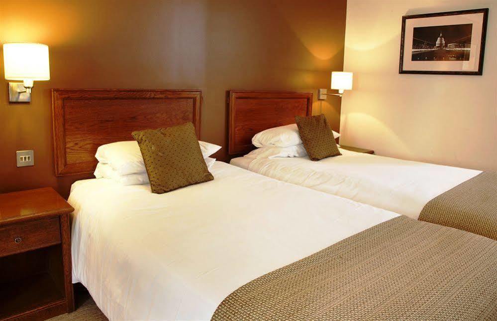 Crown Hotel Chertsey Dış mekan fotoğraf