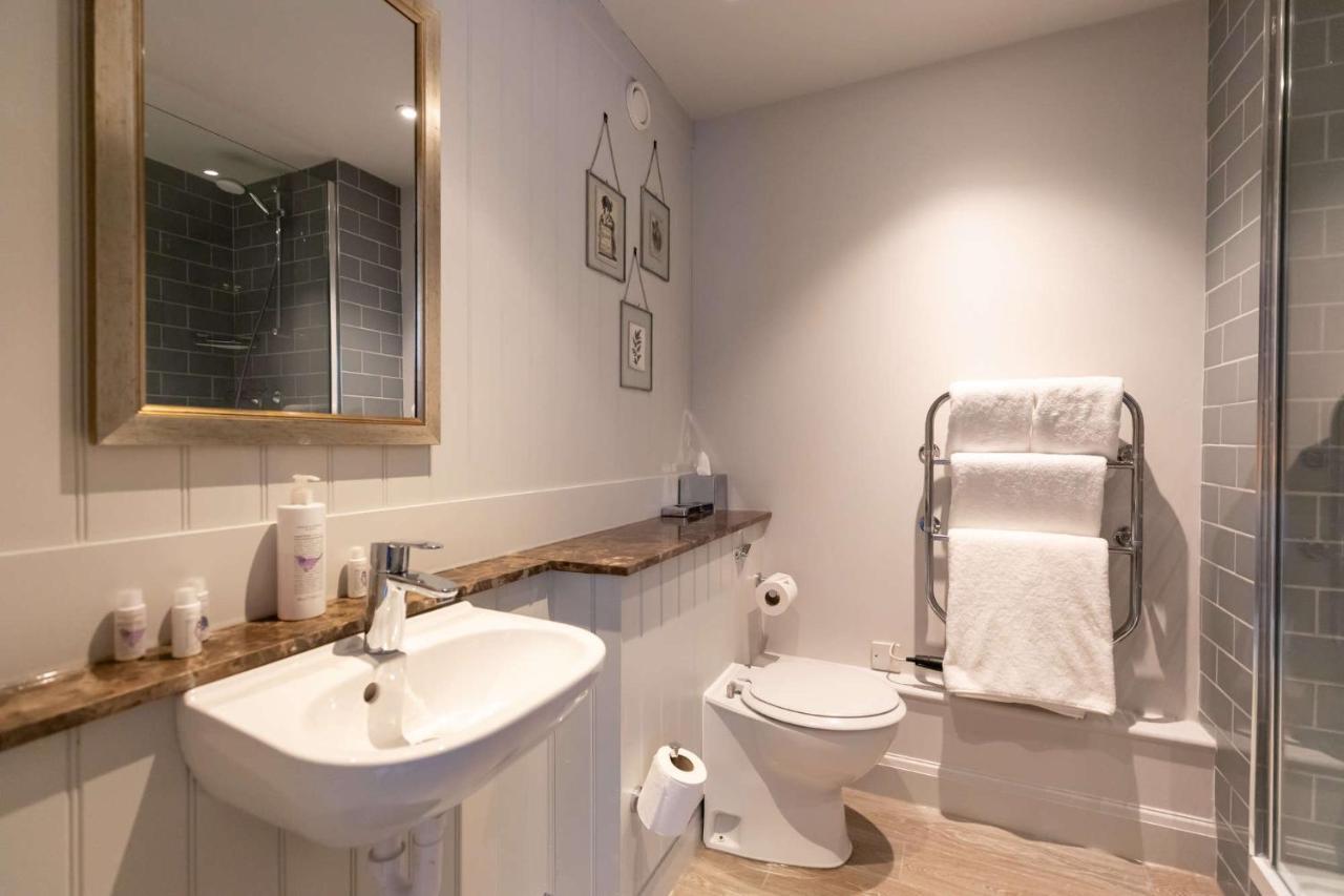 Crown Hotel Chertsey Dış mekan fotoğraf